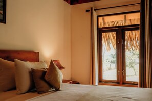 Quarto luxo, 1 quarto, para não fumantes, vista para o lago | Roupas de cama premium, escrivaninha, espaço de trabalho para notebook