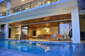 Outdoor pool, a heated pool, sun loungers -  JadenHill CityView 8BR Villa Heated Pool+Movieroom (Cimenyan)