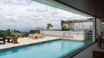 Kolam renang terbuka, kolam dipanaskan, kerusi lepak pantai