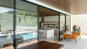 Villa | Ruang tamu | 42 inci sebuah televisyen pintar dengan kabel