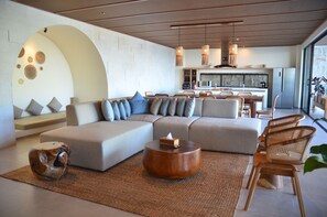 Villa | Zona de estar | Smart TV de 42 pulgadas con canales por cable