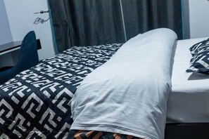 1 habitación, escritorio, tabla de planchar con plancha y wifi gratis 