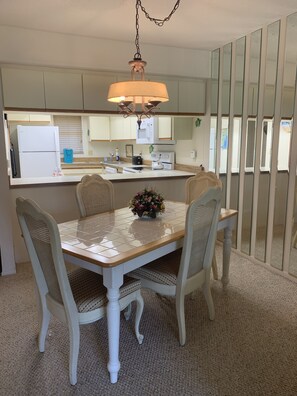 Dining - Near Beaches! UPDATED! Peaceful Forest Park Condo 2 bd 2 bth. Heat comm pool (Englewood)