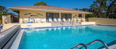 Een buitenzwembad en een verwarmd zwembad