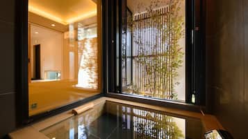 Casa de diseñador | Baño | Tina y regadera independientes, tina profunda, regadera tipo lluvia