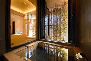 Design ház | Fürdőszoba | Külön fürdőkád, illetve zuhanyzó, mély merülőkád és esőzuhany