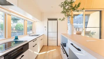 Design House | Private kitchen | Full-size fridge, microwave, oven, stovetop