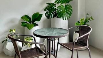 Een 24-inch flatscreentelevisie met digitale zenders