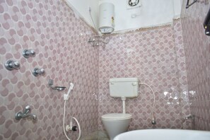 Habitación doble Deluxe | Baño | Regadera, regadera tipo lluvia, toallas, jabón 