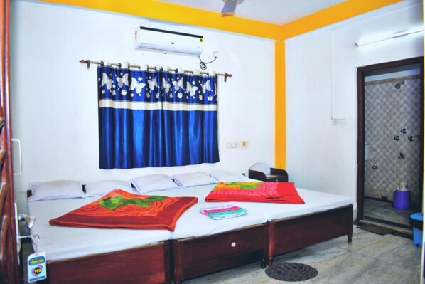 Habitación cuádruple Deluxe | Espacio para trabajar con laptop y ropa de cama 