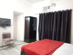 Deluxe Quadruple Room | Laptop workspace, bed sheets