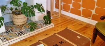 Quirky Pet friendly Historic Railway Cottage. Centre of town!