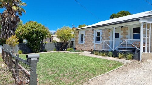 Quirky Pet friendly Historic Railway Cottage. Centre of town!