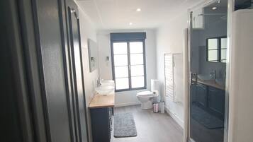 Douche, sĂšche-cheveux, serviettes fournies, papier toilette