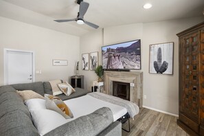 3 habitaciones, escritorio y espacio para trabajar con laptop