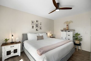 3 bedrooms, desk, laptop workspace, iron/ironing board - Kristys Kastle (Phoenix)