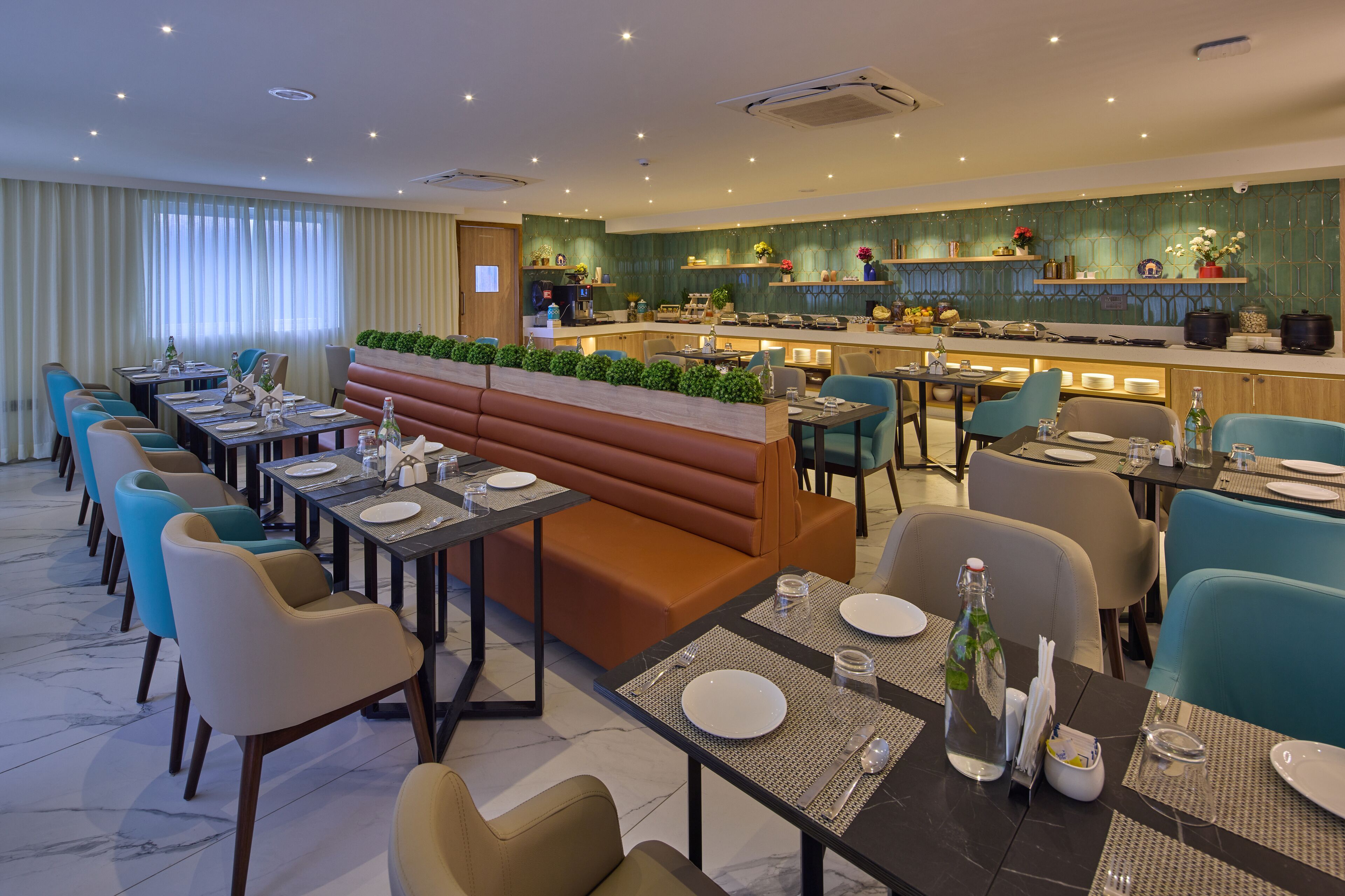 Un restaurante moderno con una barra larga, mesas tipo cabina y una zona de bar.