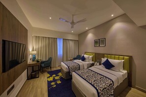 Desk, blackout curtains, soundproofing, iron/ironing board - Grand Continent Hebbal a Sarovar Portico Affiliate Hotel (Bengaluru)