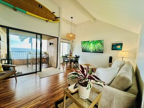 Living area - NEW: Oceanfront, Newly Remodeled 2 bedroom condo, WiFi, AC (Princeville)