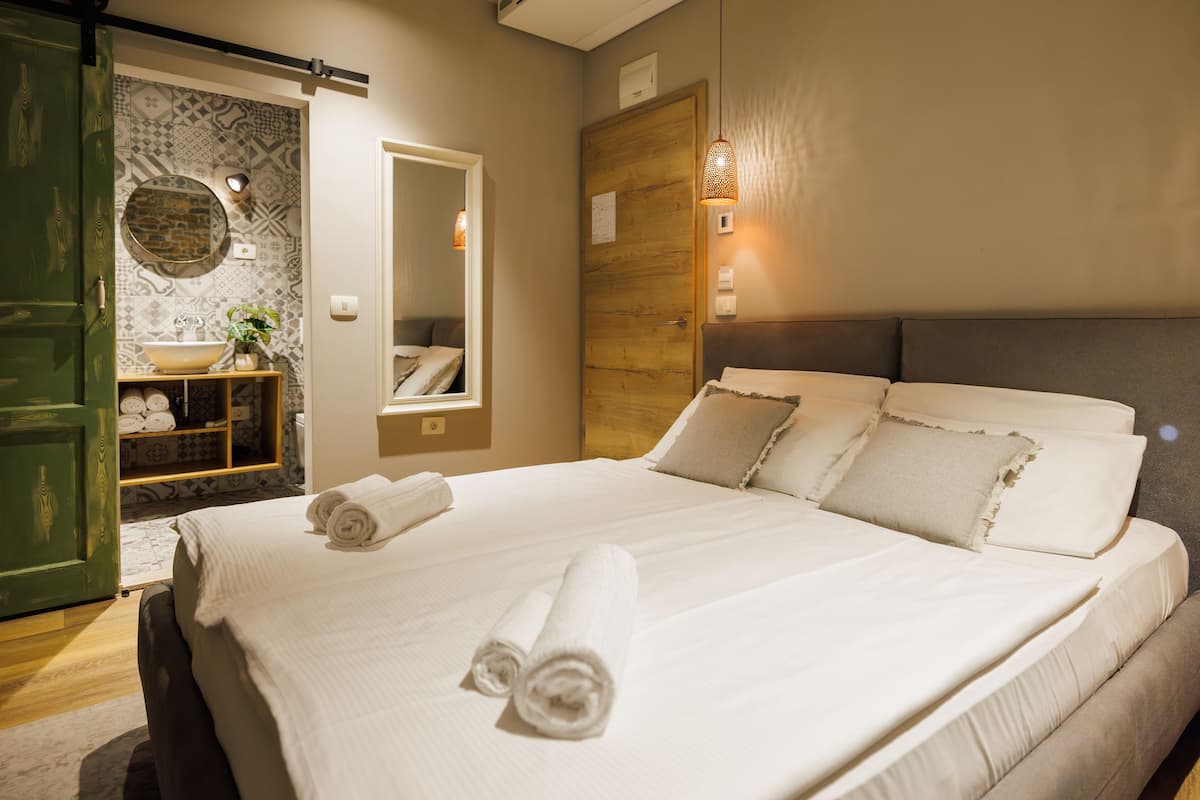 1 habitación, sistema de insonorización, wifi gratis y ropa de cama