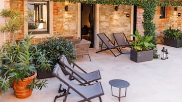 Deluxe Apartment | Terrace/patio