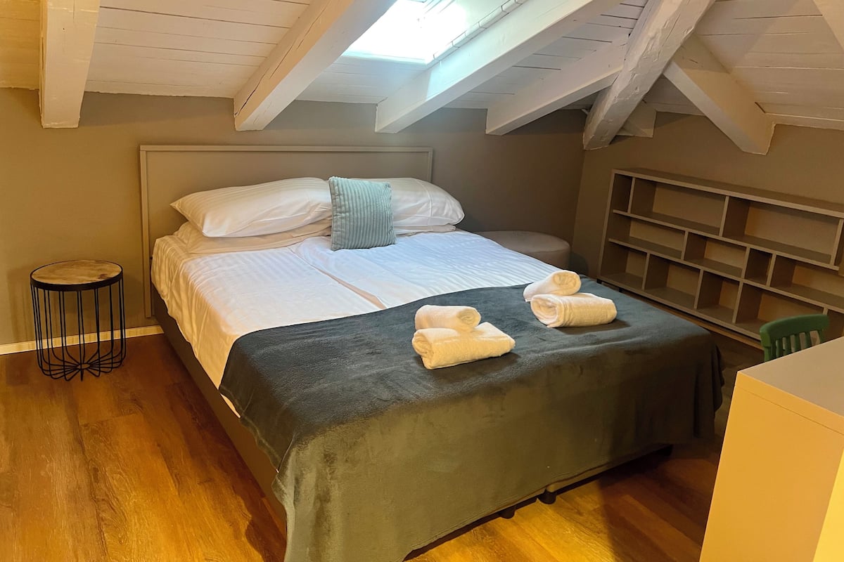 1 habitación, sistema de insonorización, wifi gratis y ropa de cama