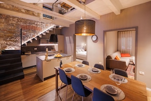 Deluxe-huoneisto | Oleskelualue | 43–tuumainen äly-TV, jossa digitaalikanavat