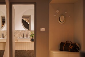 Apartamento Deluxe | Zona de estar | Smart TV de 50 pulgadas con canales digitales, una impresora