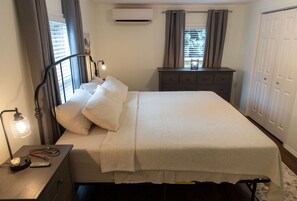 1 室のベッドルーム、デスク、アイロン / アイロン台、WiFi (無料)