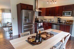 冷蔵庫、電子レンジ、オーブン、コンロ