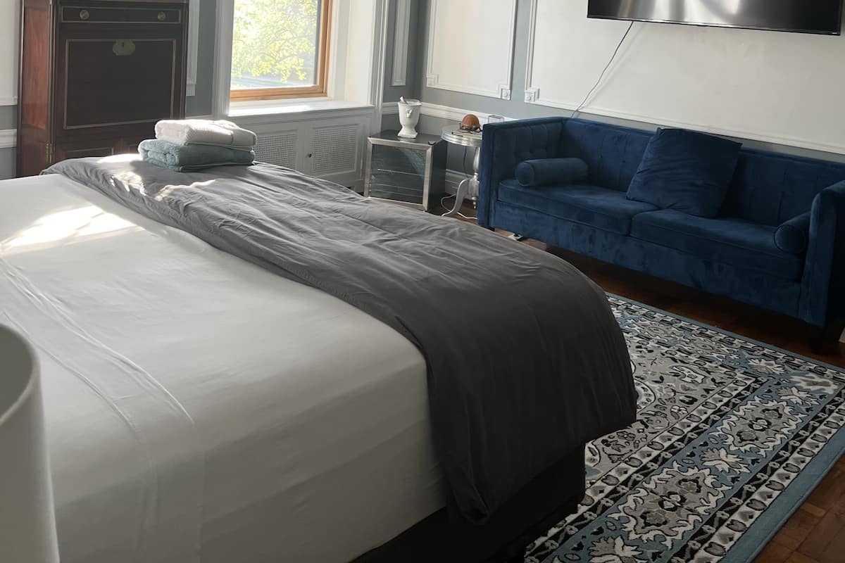 Deluxe Room | 1 bedroom, blackout curtains, iron/ironing board, free WiFi