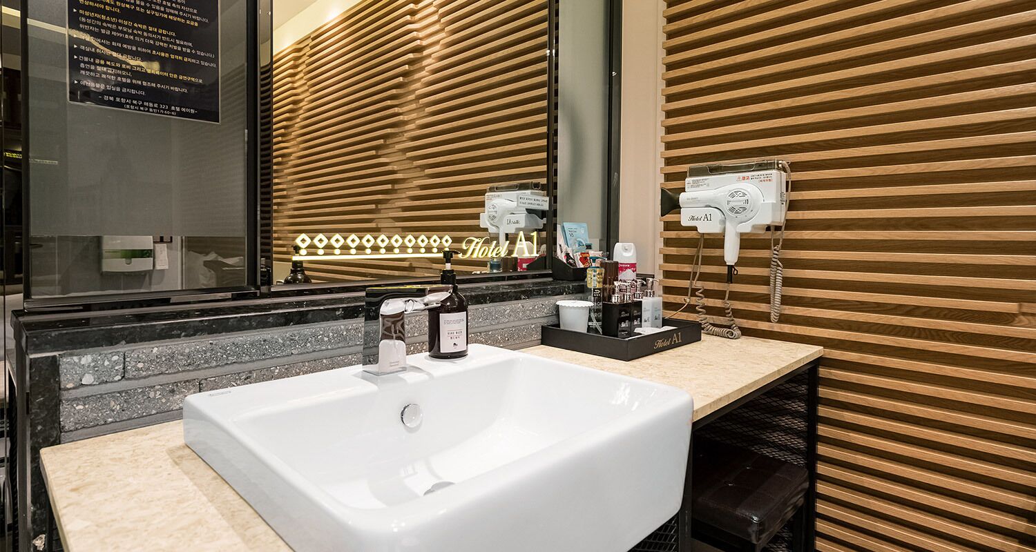 Standard Double | Bathroom | Free toiletries, hair dryer, slippers, bidet