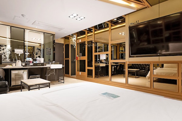 Deluxe Double | WiFi (free), bed sheets