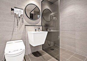 Artículos de tocador gratuitos, secador de pelo, pantuflas, bidet