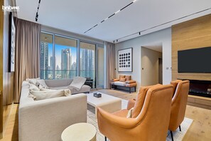 アパートメント | リビング エリア | 55 インチの液晶テレビ (衛星放送視聴可)、Netflix、ストリーミングサービス