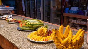 Een buffet met verschillende soorten fruit en gerechten.