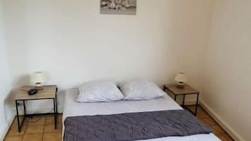 Iron/ironing board, free WiFi, bed sheets