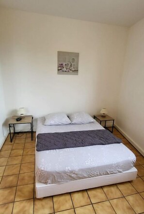 Iron/ironing board, free WiFi, bed sheets