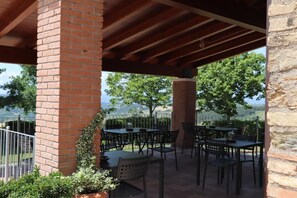 Outdoor dining - La Corte dei Banchetti  (Gualdo Cattaneo)