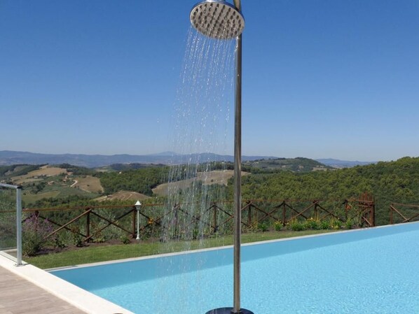 Außenpool (je nach Saison geöffnet), Sonnenschirme, Liegestühle