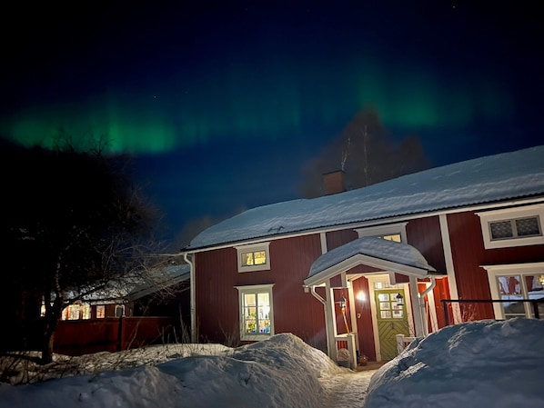 A red house with a snow-covered roof and a porch. - Bo Mitt i ett Världsarv med Kulturen och Historien Precis Bakom Knuten (Norrbottens län)