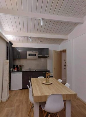 KĂŒhlschrank, Mikrowelle, Ofen, Herdplatte