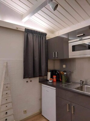 Kühlschrank, Mikrowelle, Ofen, Herdplatte