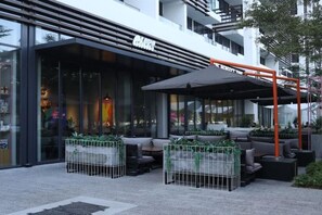 Outdoor dining - Misk 1BR Urban Oasis - Downtown Aljada (الشارقة)