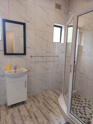 Standard-Doppelzimmer | Badezimmer | Dusche, Regendusche, kostenlose Toilettenartikel, Handtücher