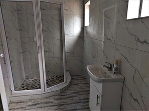 Standaard tweepersoonskamer | Badkamer | Een douche, een regendouche, gratis toiletartikelen, handdoeken