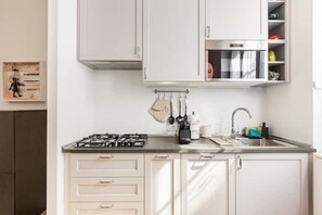 Refrigerador, microondas, placa de cocina, lavavajillas