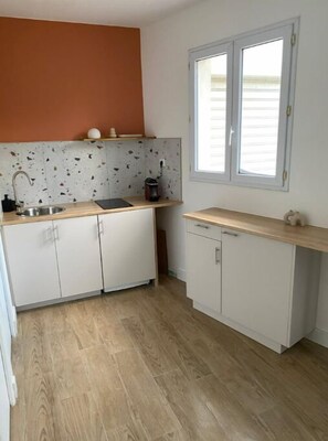 Frigorífico, microondas, placa de cocina y cafetera o tetera