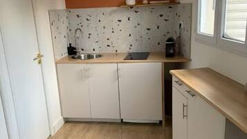 Réfrigérateur, micro-ondes, plaque de cuisson, cafetiÚre/bouilloire