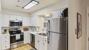 KĂŒhlschrank, Mikrowelle, Ofen, Herdplatte